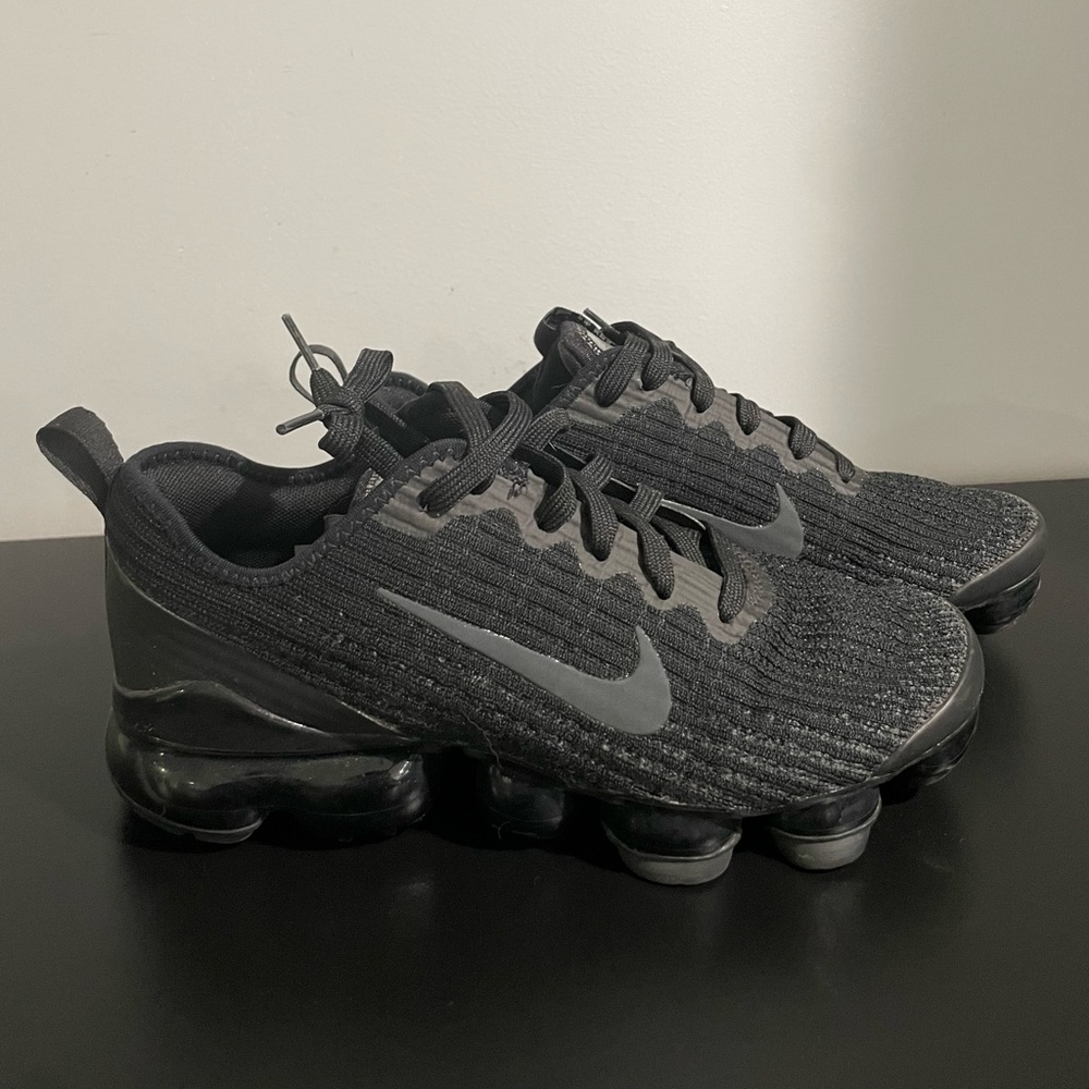 Women’s like-new Nike vapor max in black